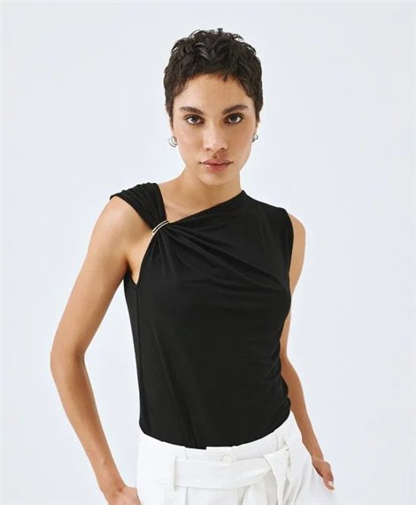 Acces Blusa negra satinada con broche