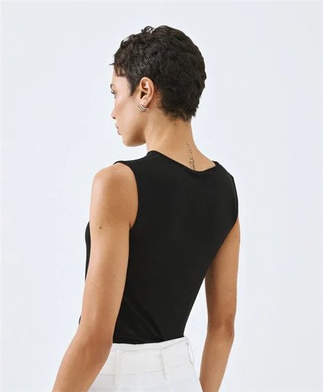 Acces Blusa negra satinada con broche