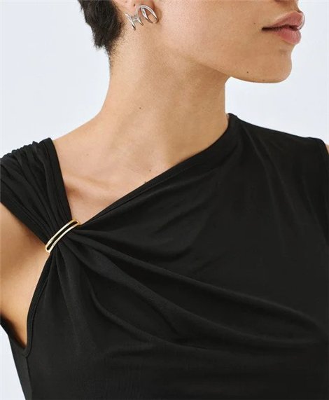 Acces Blusa negra satinada con broche