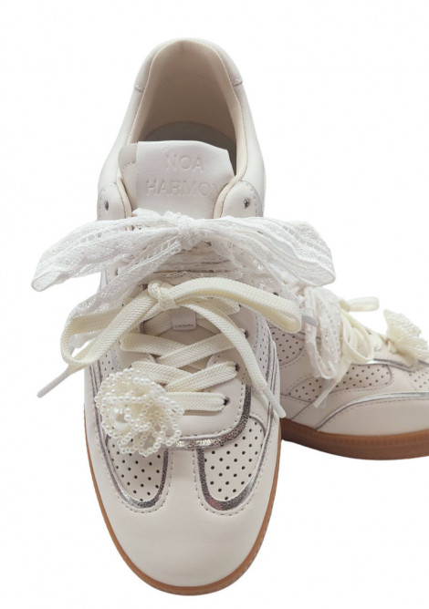 Noa Harmon Sneakers crudo con detalle de encaje y perlas