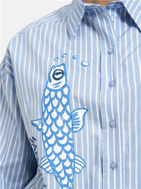 Milano Italy Camisa oversize azul con rayas y estampado frontal