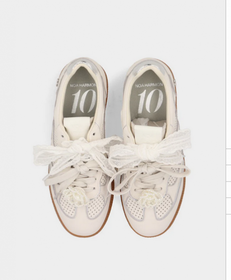 Noa Harmon Sneakers crudo con detalle de encaje y perlas