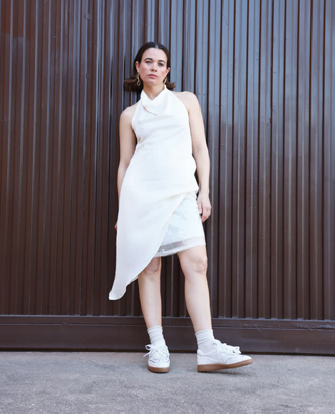 Noa Harmon Sneakers crudo con detalle de encaje y perlas