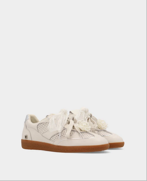 Noa Harmon Sneakers crudo con detalle de encaje y perlas