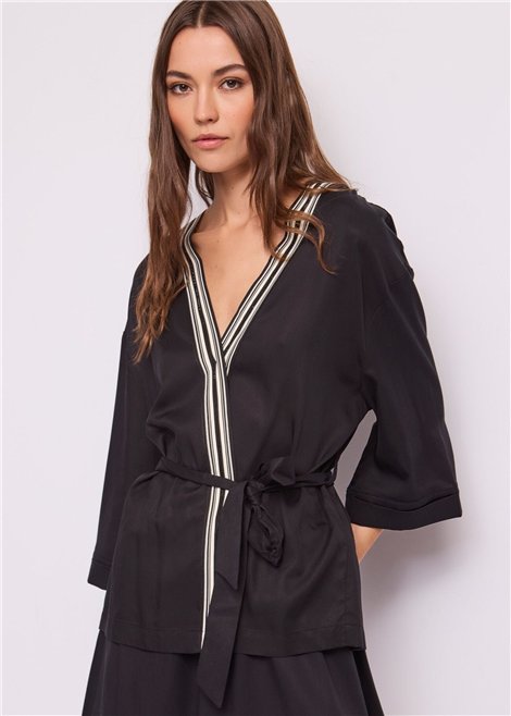 GAUDI Chaqueta kimono negra con cinturón