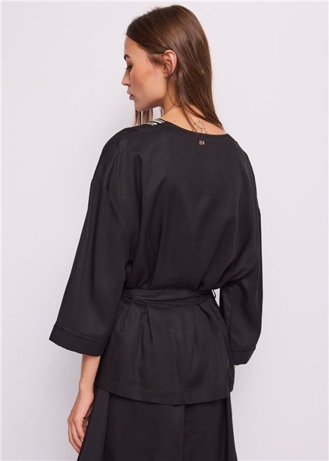 GAUDI Chaqueta kimono negra con cinturón