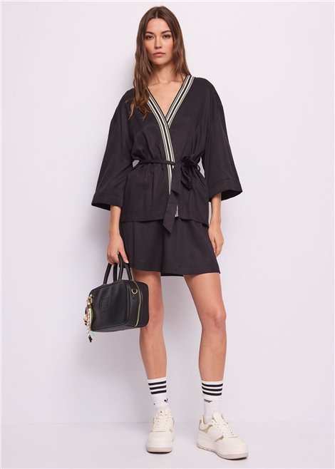 GAUDI Chaqueta kimono negra con cinturón