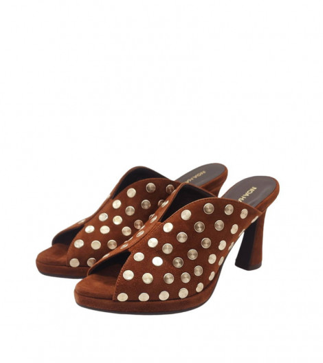 Noa Harmon Sandalia elegante de serraje marrón con tachuelas