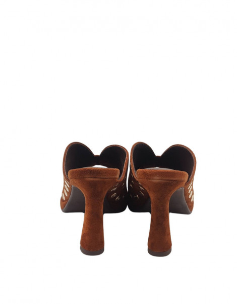 Noa Harmon Sandalia elegante de serraje marrón con tachuelas