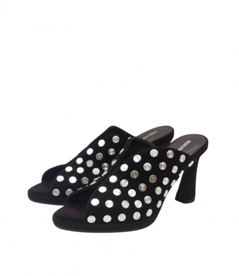 Noa Harmon Sandalia elegante de serraje negro con tachuelas