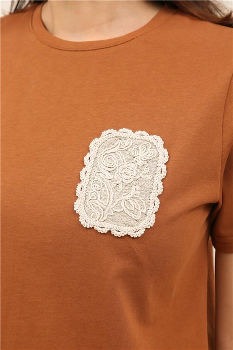 DPH Camiseta marrón de manga corta con flor bordada