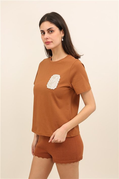 DPH Camiseta marrón de manga corta con flor bordada