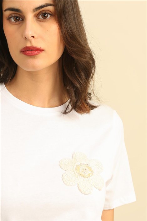 DPH Camiseta blanca de manga corta con flor bordada
