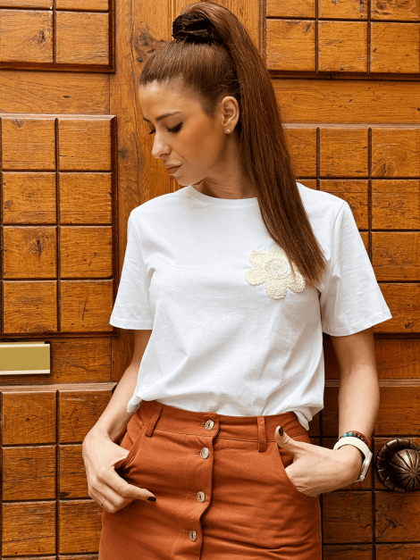 DPH Camiseta blanca de manga corta con flor bordada
