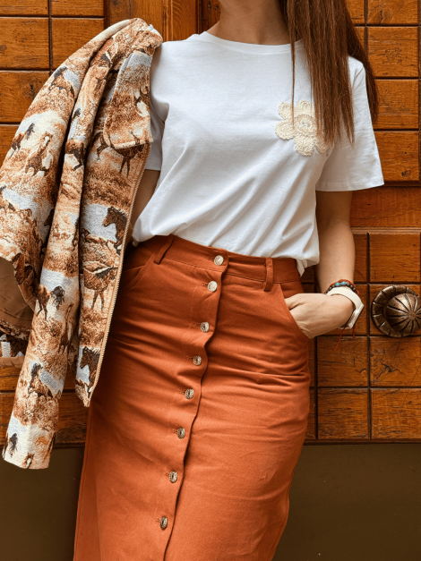 DPH Camiseta blanca de manga corta con flor bordada