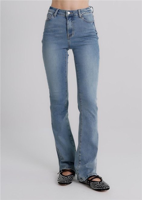 MET Vaqueros en denim azul claro acampanados