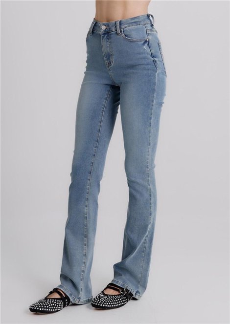 MET Vaqueros en denim azul claro acampanados