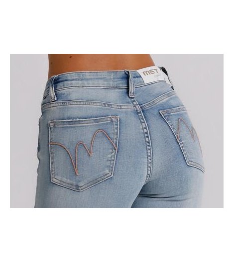 MET Vaqueros en denim azul claro con detalle pedrería