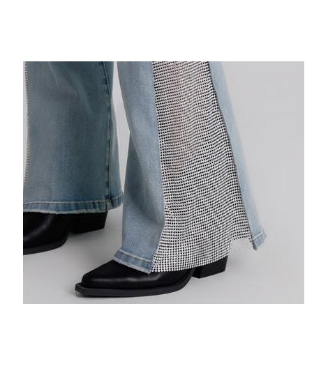 MET Vaqueros en denim azul claro con detalle pedrería