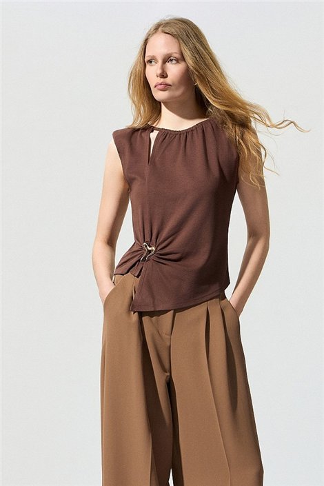 BSB Blusa marrón asimétrica con broche y fruncido