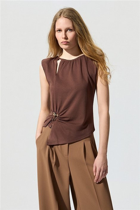 BSB Blusa marrón asimétrica con broche y fruncido
