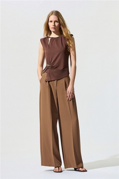 BSB Blusa marrón asimétrica con broche y fruncido