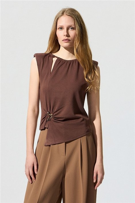 BSB Blusa marrón asimétrica con broche y fruncido