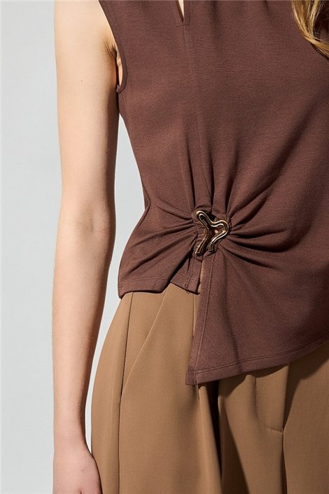BSB Blusa marrón asimétrica con broche y fruncido