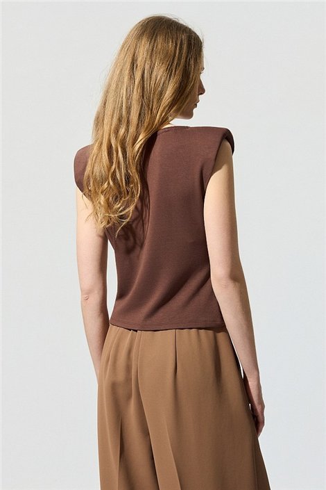 BSB Blusa marrón asimétrica con broche y fruncido