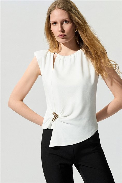 BSB Blusa blanca asimétrica con broche y fruncido