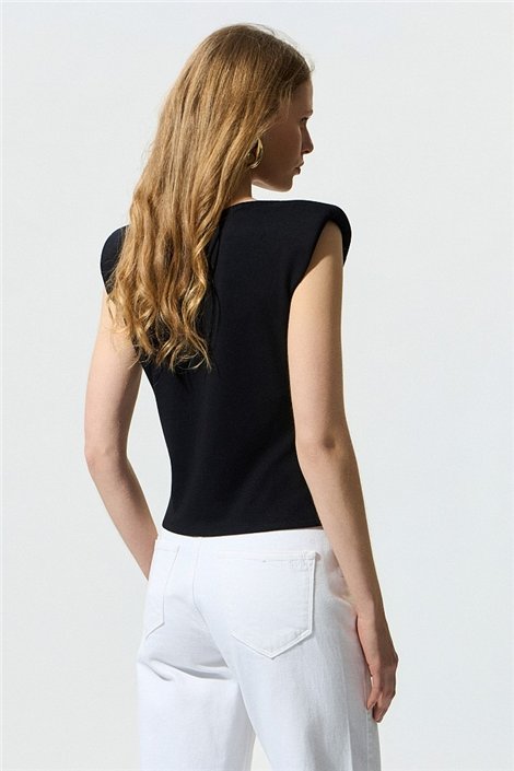 BSB Blusa negra asimétrica con broche y fruncido