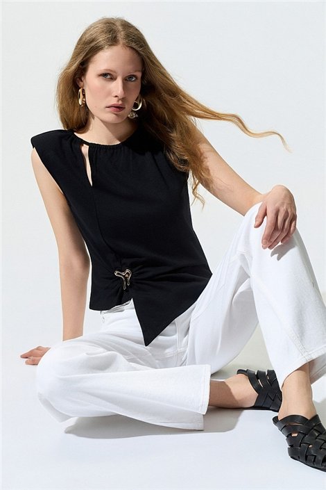 BSB Blusa negra asimétrica con broche y fruncido