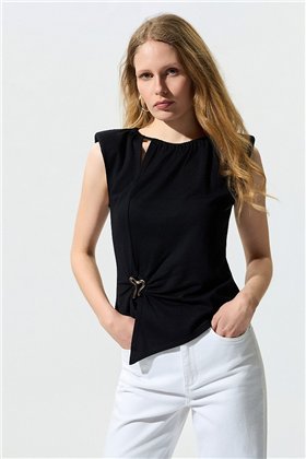 BSB Blusa negra asimétrica con broche y fruncido