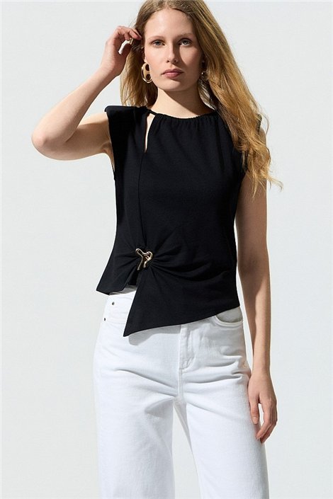 BSB Blusa negra asimétrica con broche y fruncido