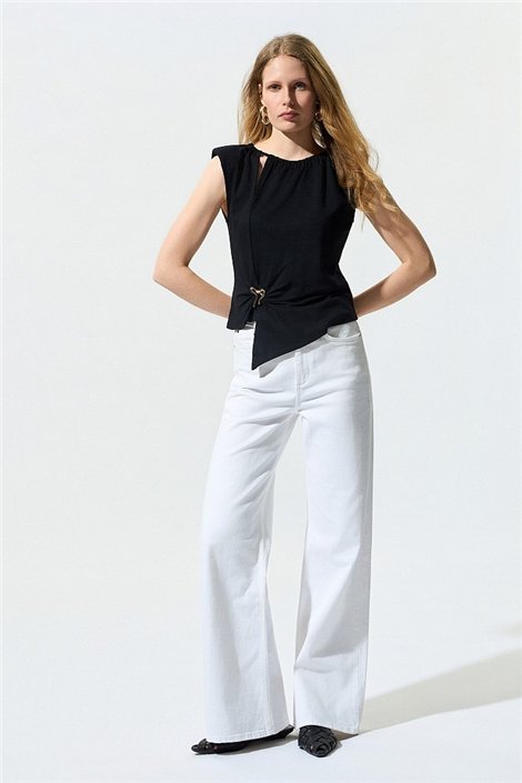 BSB Blusa negra asimétrica con broche y fruncido