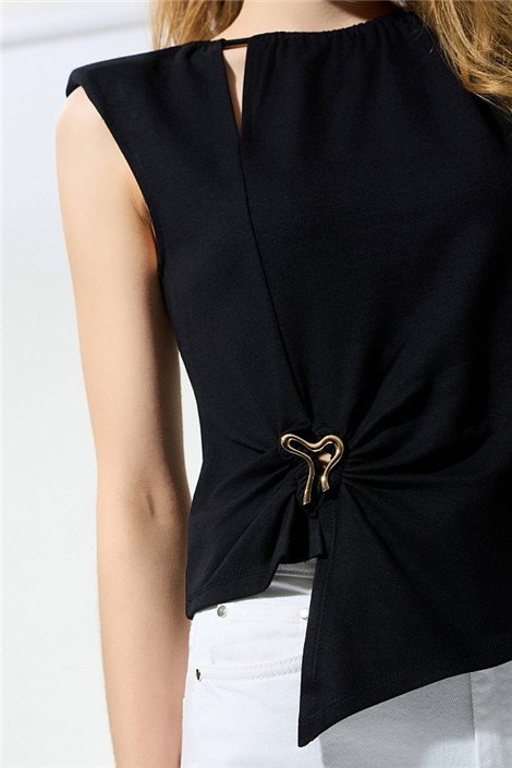 BSB Blusa negra asimétrica con broche y fruncido