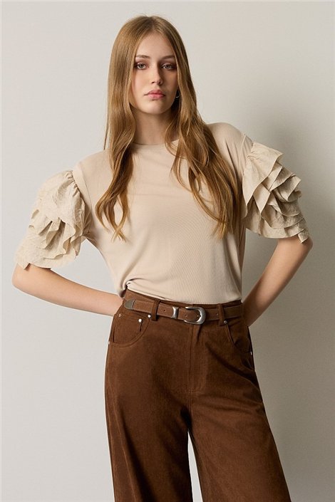 BSB Blusa color beige con mangas avolantadas