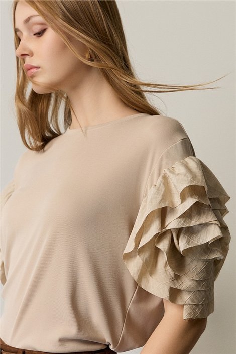 BSB Blusa color beige con mangas avolantadas
