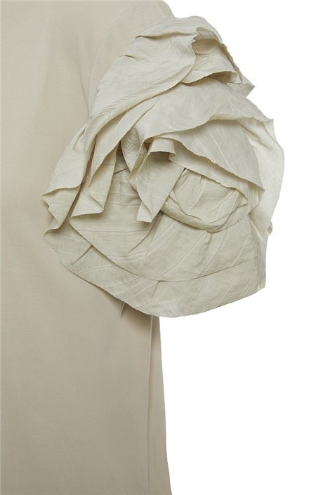 BSB Blusa color beige con mangas avolantadas