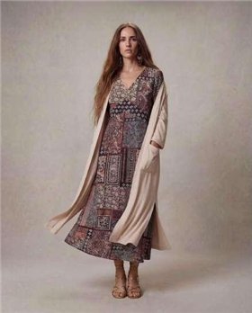 Parole Chaqueta larga crepé color beige