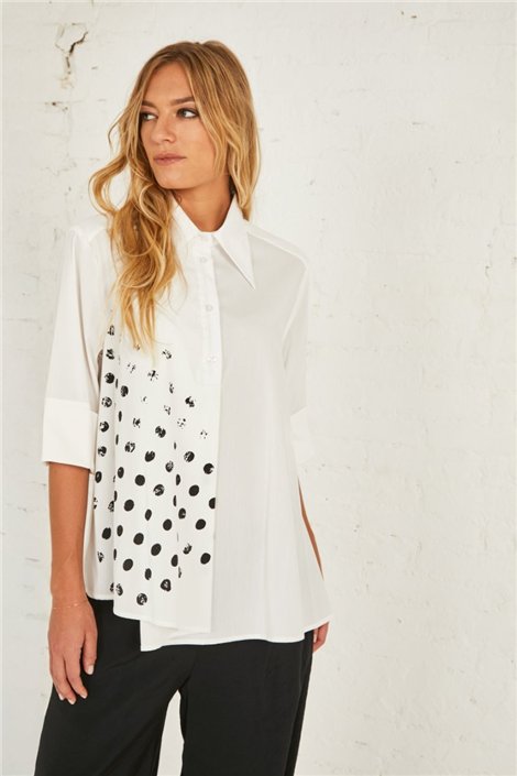 Victoria C. Camisa blanca oversize con topitos difuminados