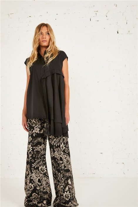 Victoria C. Camisa bimateria negra con lazada