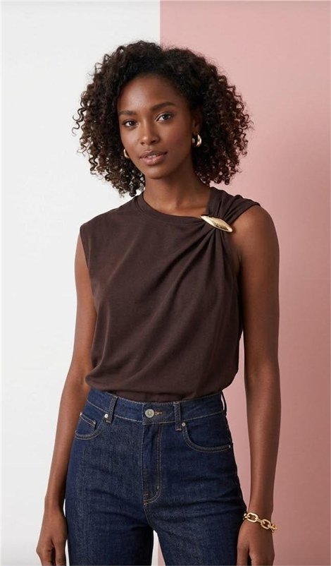 Markup Woman Camiseta chocolate de hombro caído con broche