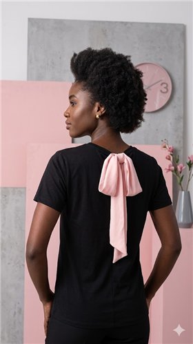 Relish Camiseta negra con lazo y detalle perlas