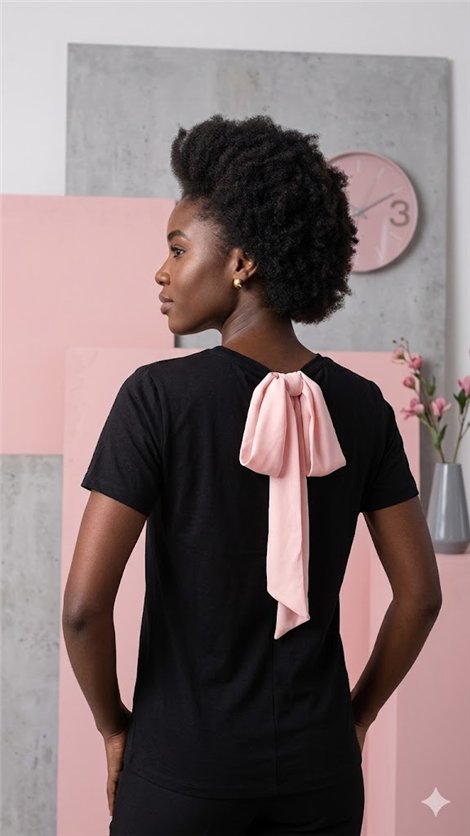 Relish Camiseta negra con lazo y detalle perlas