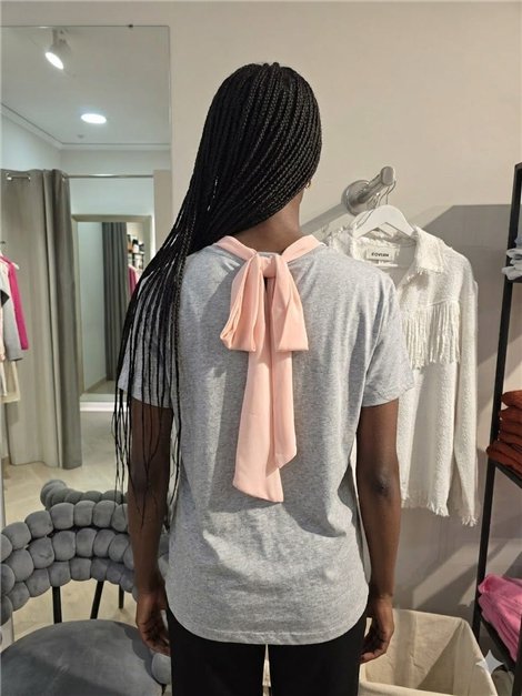 Relish Camiseta gris con lazo y detalle perlas
