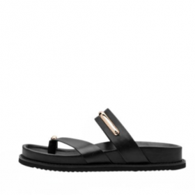 Tamaris Sandalia negra con arcos dorados