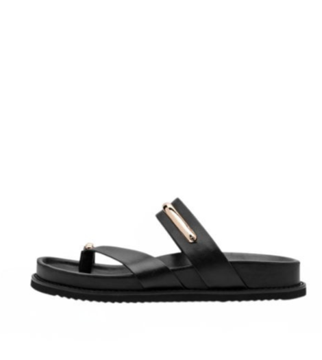 Tamaris Sandalia negra con arcos dorados