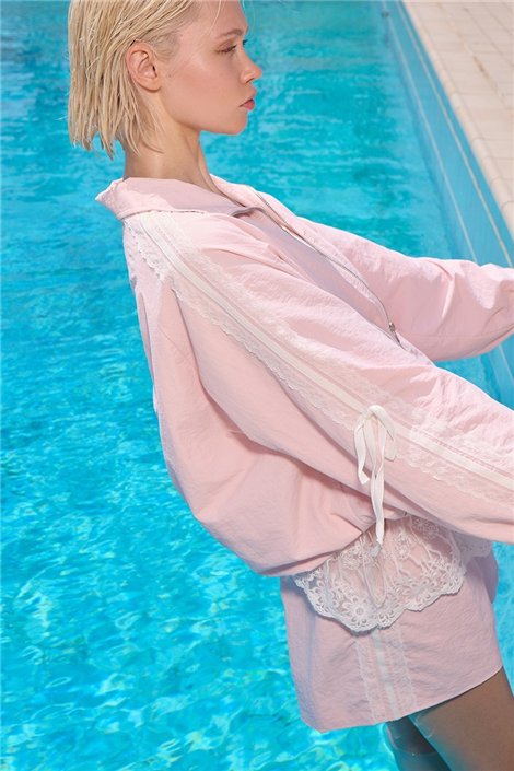 Lili Sidonio Chaqueta bomber rosa con detalle de encaje