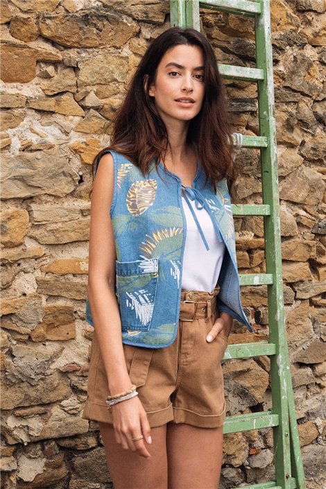 Molly Braken Chaleco vaquero con estampado y lazada